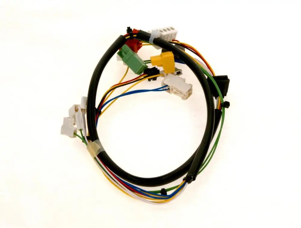 Kabelbaum mit mehreren farbigen Leitungen und Steckverbindern, typischerweise für elektronische Anwendungen, hergestellt von Bosch.
